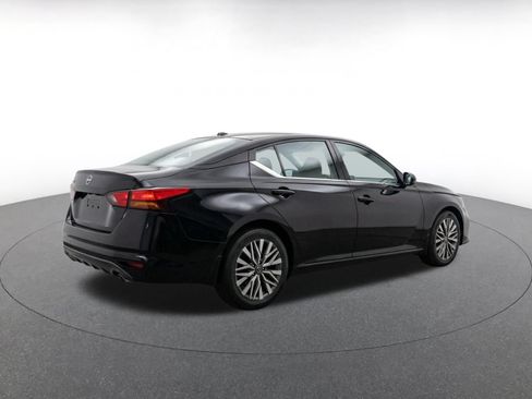 Used 2025 Nissan Altima 2.5 SV FWD image 9