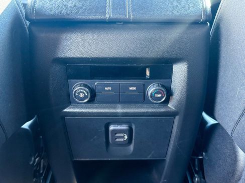 Used 2023 Chevrolet Traverse LT image 23