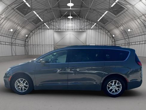 Used 2022 Chrysler Pacifica Touring-L FWD image 3