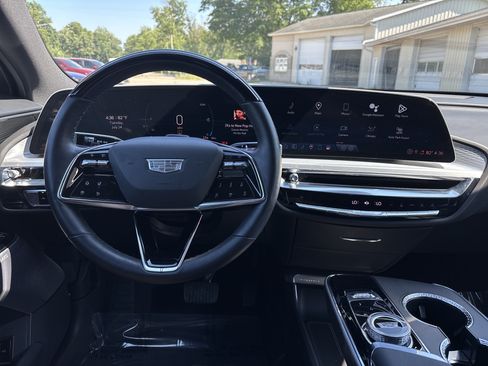 Used 2024 Cadillac Lyriq Luxury AWD/4WD image 15