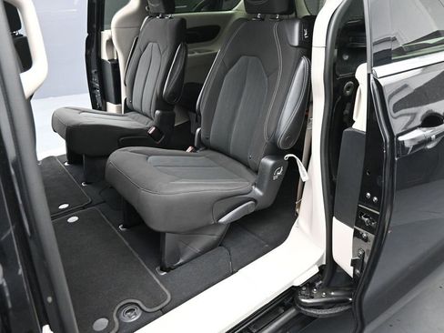 Used 2023 Chrysler Voyager LX FWD image 17