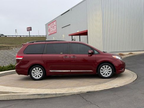 Used 2014 Toyota Sienna Limited image 2