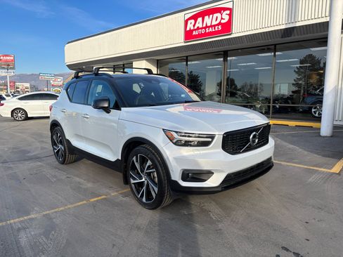 Used 2021 Volvo XC40 T5 R-Design image 2
