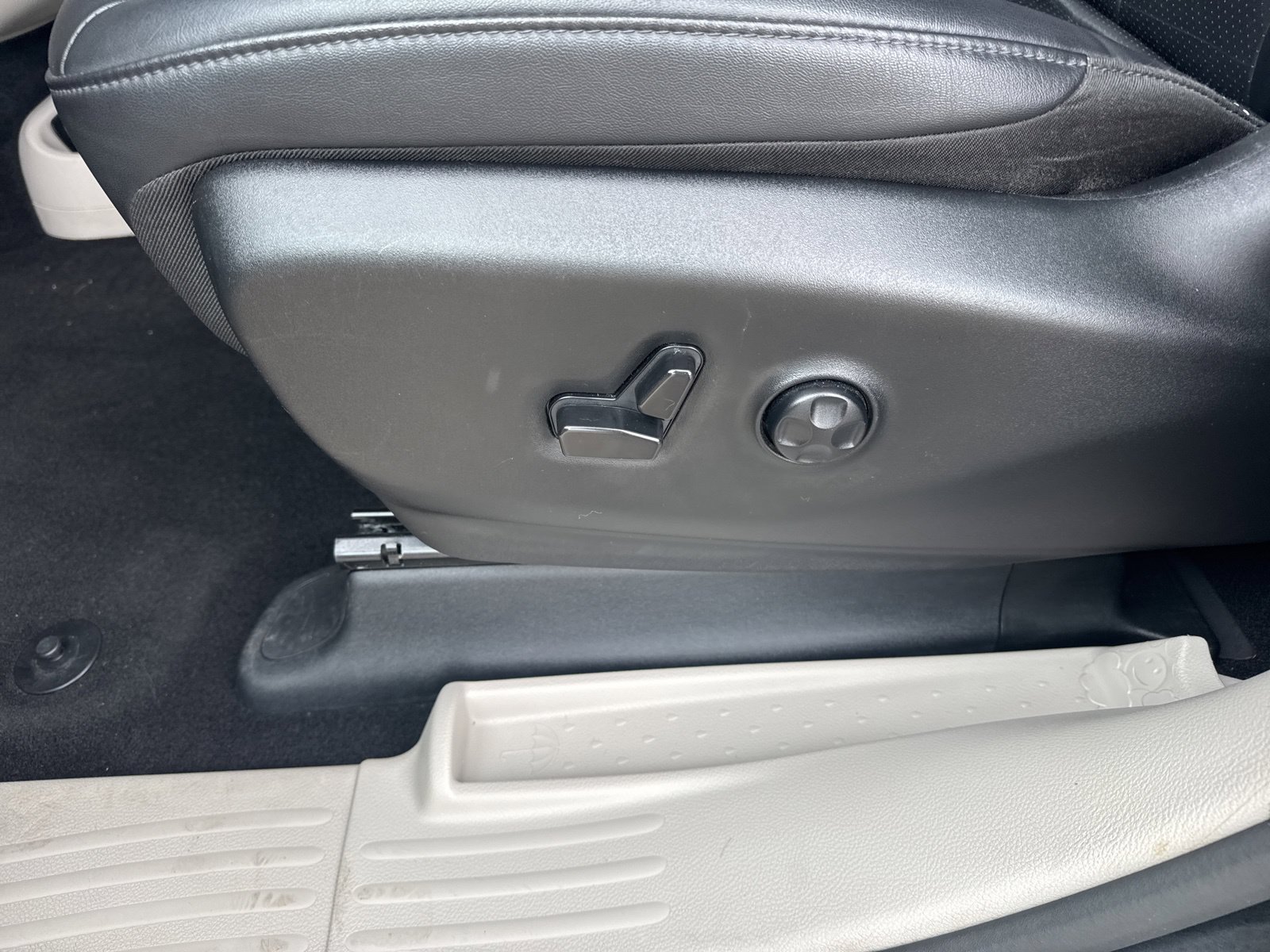 Used 2024 Chrysler Pacifica Limited FWD image 24