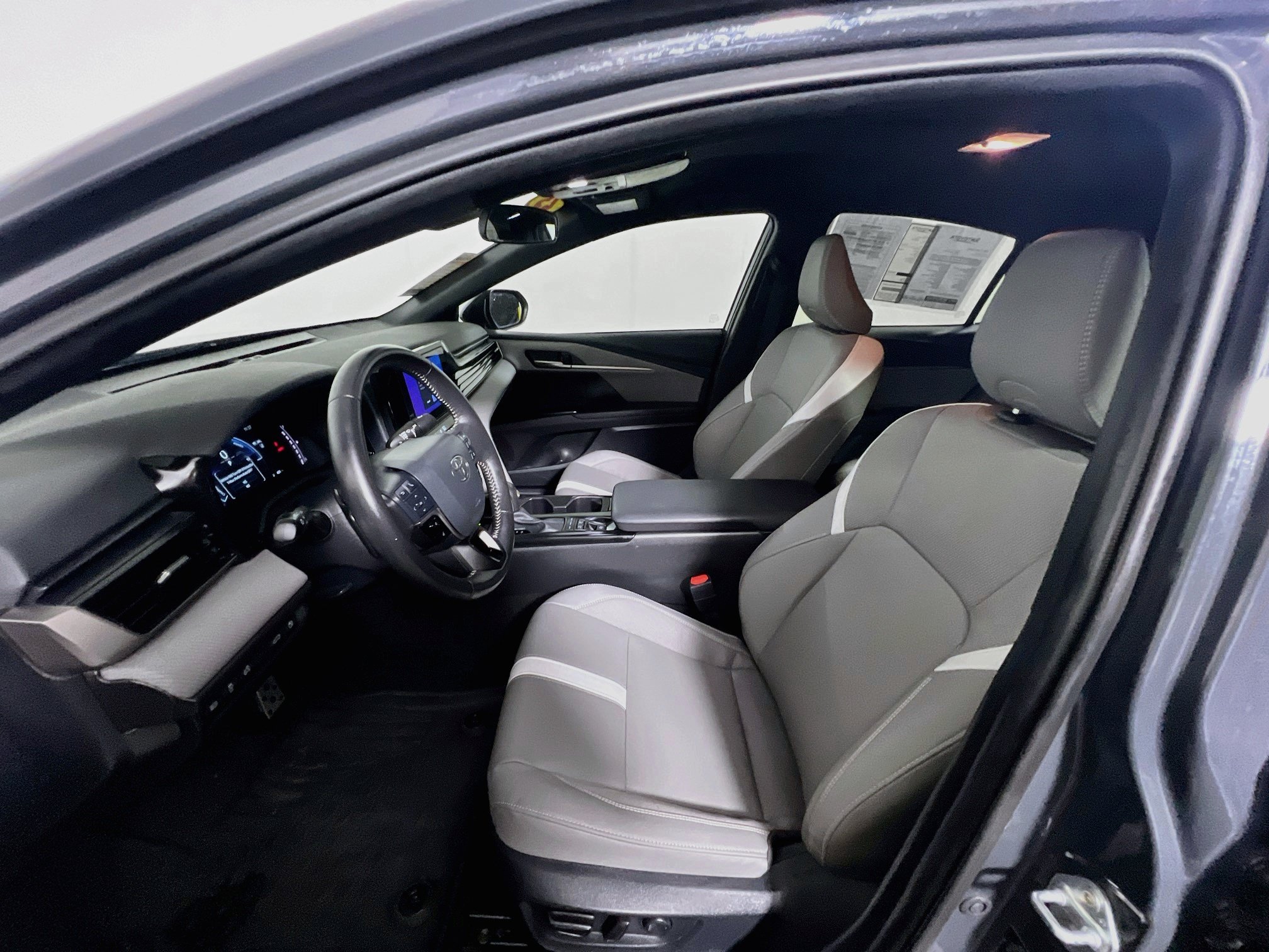 Used 2025 Toyota Camry SE FWD image 14