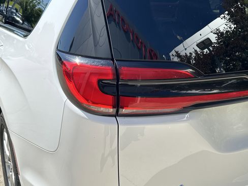 Used 2023 Chrysler Pacifica Touring-L FWD image 12