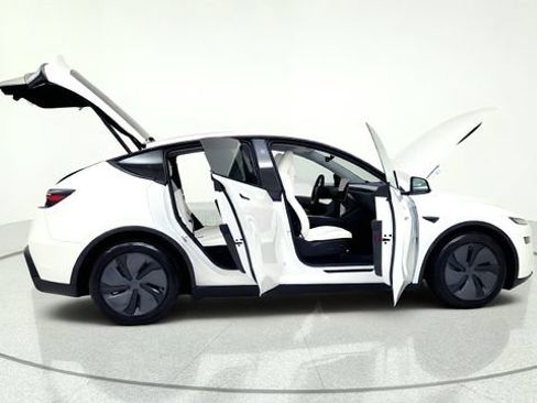 Used 2026 Tesla Model Y AWD image 19