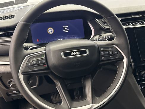 Used 2023 Jeep Grand Cherokee L Laredo image 12