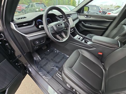 New 2025 Jeep Grand Cherokee Limited w/ Black Appearance Package AWD/4WD image 17