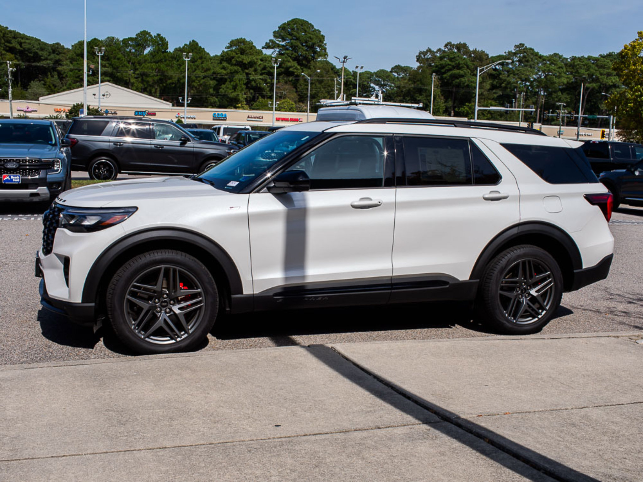 Used 2026 Ford Explorer ST-Line w/ ST-Line Street Pack AWD/4WD image 3