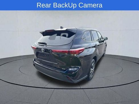 Used 2023 Toyota Highlander XLE FWD image 6