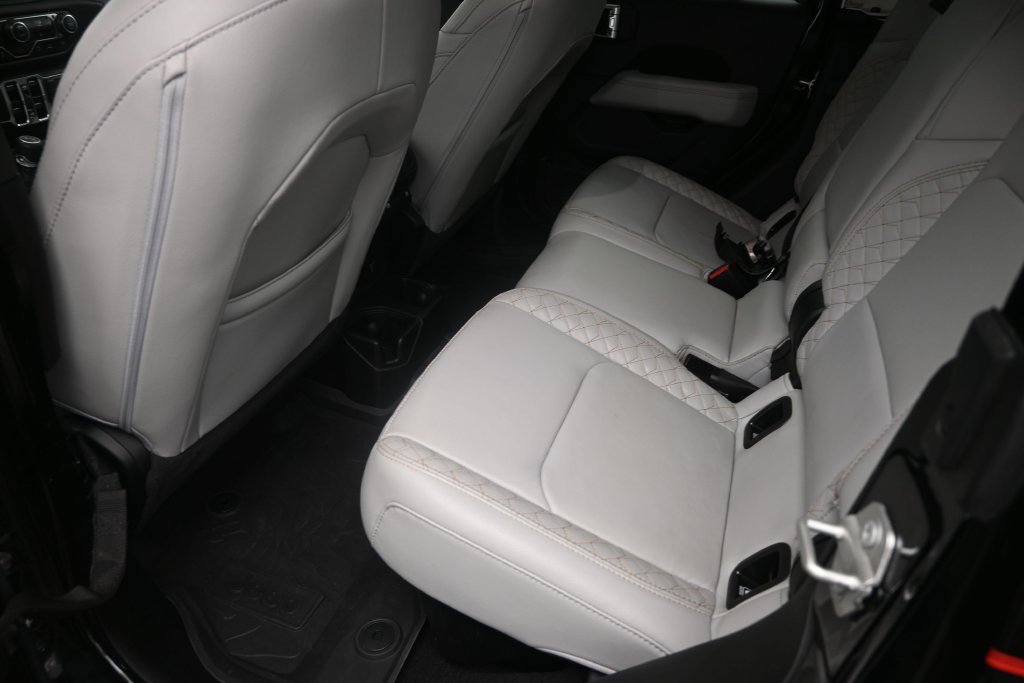 Used 2023 Jeep Gladiator Overland AWD/4WD image 16
