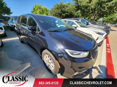 Used 2025 Chrysler Pacifica Select