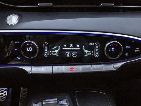 Certified 2025 Genesis GV70 3.5T Sport AWD/4WD image 17