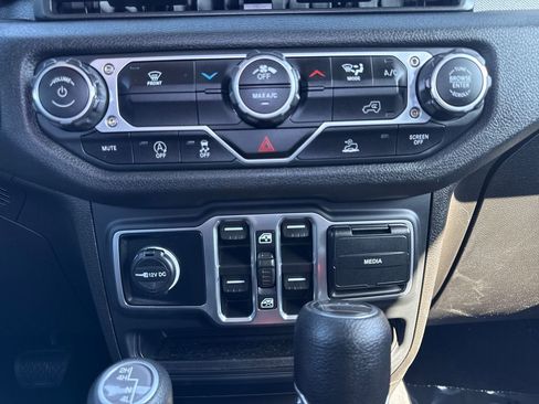 Used 2025 Jeep Gladiator Sport AWD/4WD image 20