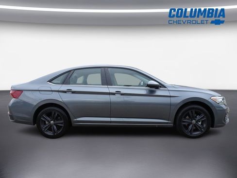 Used 2022 Volkswagen Jetta SE image 2