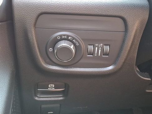 Used 2023 Jeep Grand Cherokee Laredo w/ Luxury Tech Group I AWD/4WD image 25