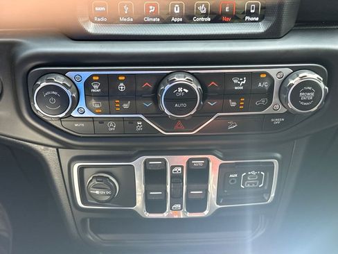 Used 2018 Jeep Wrangler Unlimited Sahara w/ Dual Top Group AWD/4WD image 32