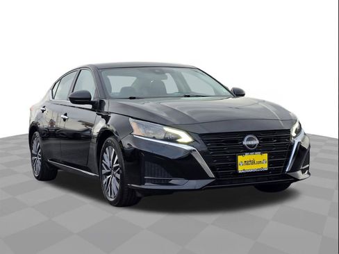 Used 2025 Nissan Altima 2.5 SV FWD image 3