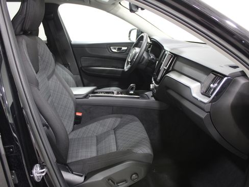 Used 2022 Volvo XC60 B5 Momentum image 22