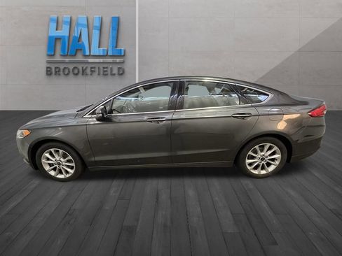 Used 2017 Ford Fusion SE w/ Fusion SE Technology Package image 2