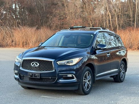 Used 2019 INFINITI QX60 Luxe w/ Essential Package image 3