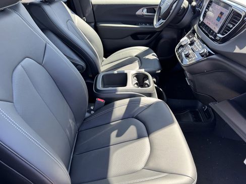 New 2025 Chrysler Voyager LX image 9