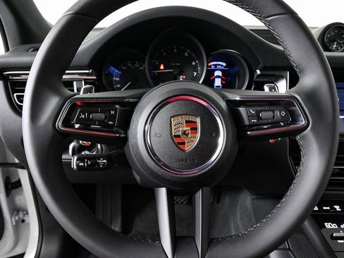 Certified 2025 Porsche Macan AWD image 9