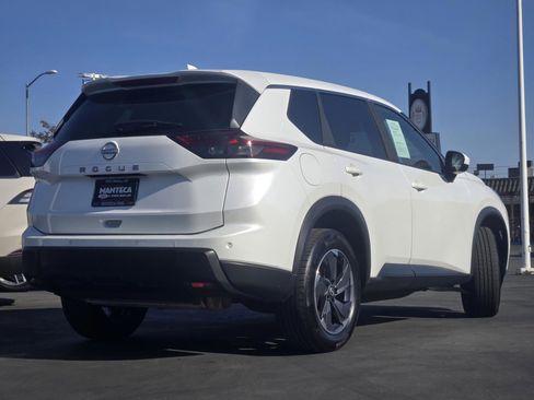 Used 2025 Nissan Rogue SV FWD image 3
