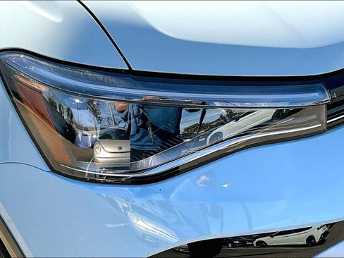 New 2026 Volkswagen Taos SE image 28