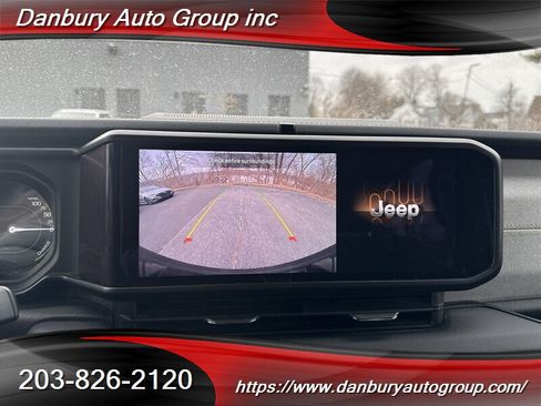 Used 2024 Jeep Wrangler Unlimited Sahara AWD/4WD image 11