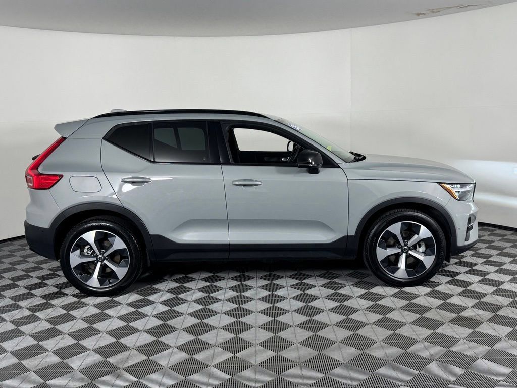 Certified 2026 Volvo XC40 B5 Plus AWD/4WD image 5