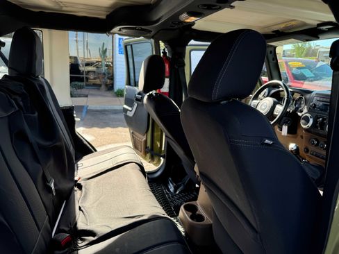 Used 2013 Jeep Wrangler Unlimited Rubicon w/ Max Tow Pkg image 12