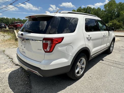 Used 2017 Ford Explorer XLT w/ Equipment Group 202A AWD/4WD image 4
