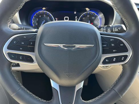 Used 2024 Chrysler Pacifica Touring-L image 17