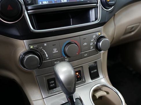 Used 2013 Toyota Highlander SE image 24
