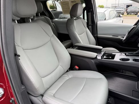Used 2025 Toyota Sienna XLE w/ XLE Plus Package FWD image 25