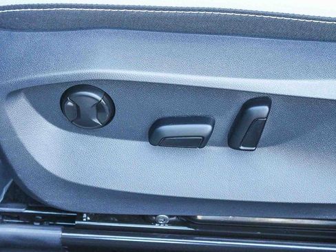 Used 2025 Volkswagen Taos SE image 22