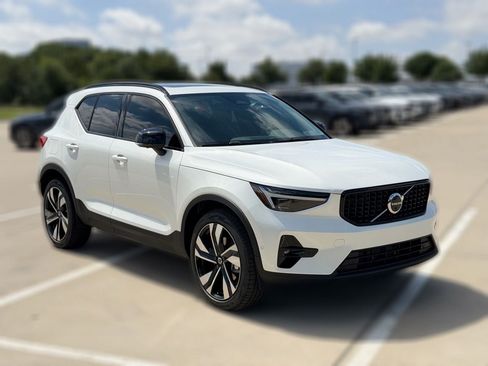 New 2026 Volvo XC40 B5 Plus w/ Climate Package AWD/4WD image 4