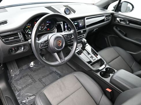 Certified 2025 Porsche Macan image 4