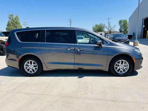 Used 2023 Chrysler Pacifica Touring-L FWD image 40