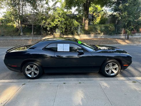 Used 2019 Dodge Challenger SXT image 9