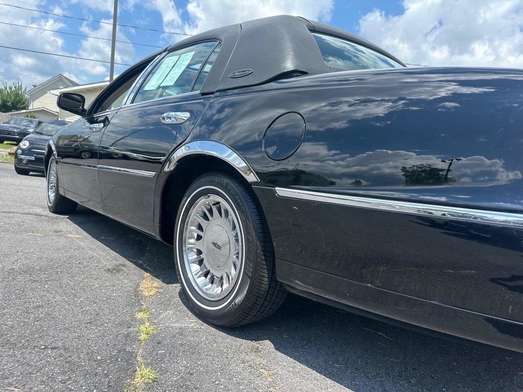 Used 2002 Lincoln Town Car Cartier RWD image 5