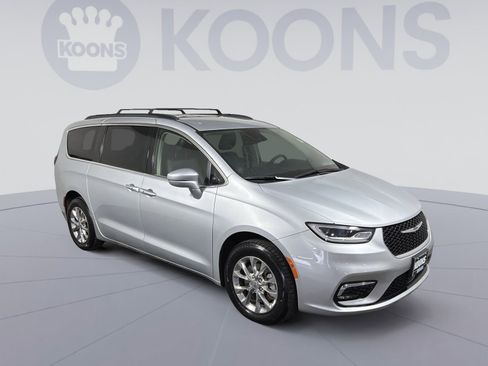 Used 2022 Chrysler Pacifica Touring-L image 10
