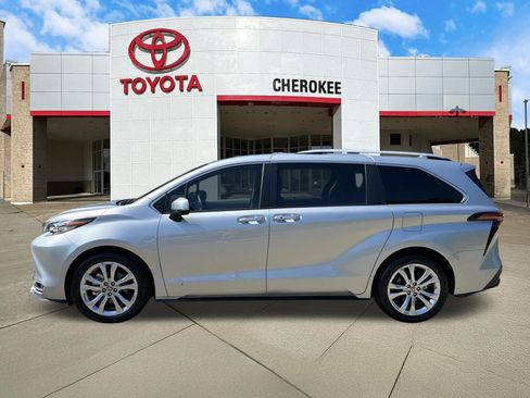 Used 2021 Toyota Sienna Platinum FWD image 8