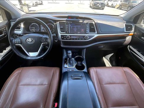 Used 2018 Toyota Highlander Limited Platinum AWD/4WD image 17