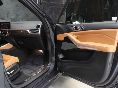 Used 2021 BMW X5 xDrive40i w/ M Sport Package image 29