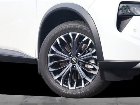 Certified 2025 Nissan Rogue SL w/ Tech Package FWD image 3
