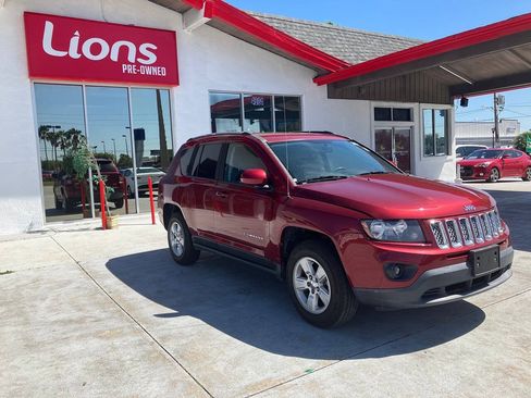 Used 2017 Jeep Compass Latitude FWD image 8