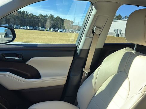 Used 2022 Toyota Highlander XLE image 23